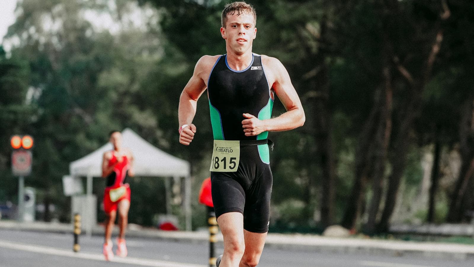 triathlete beginning run after bike leg experiencing heavy and fatigued legs during transition