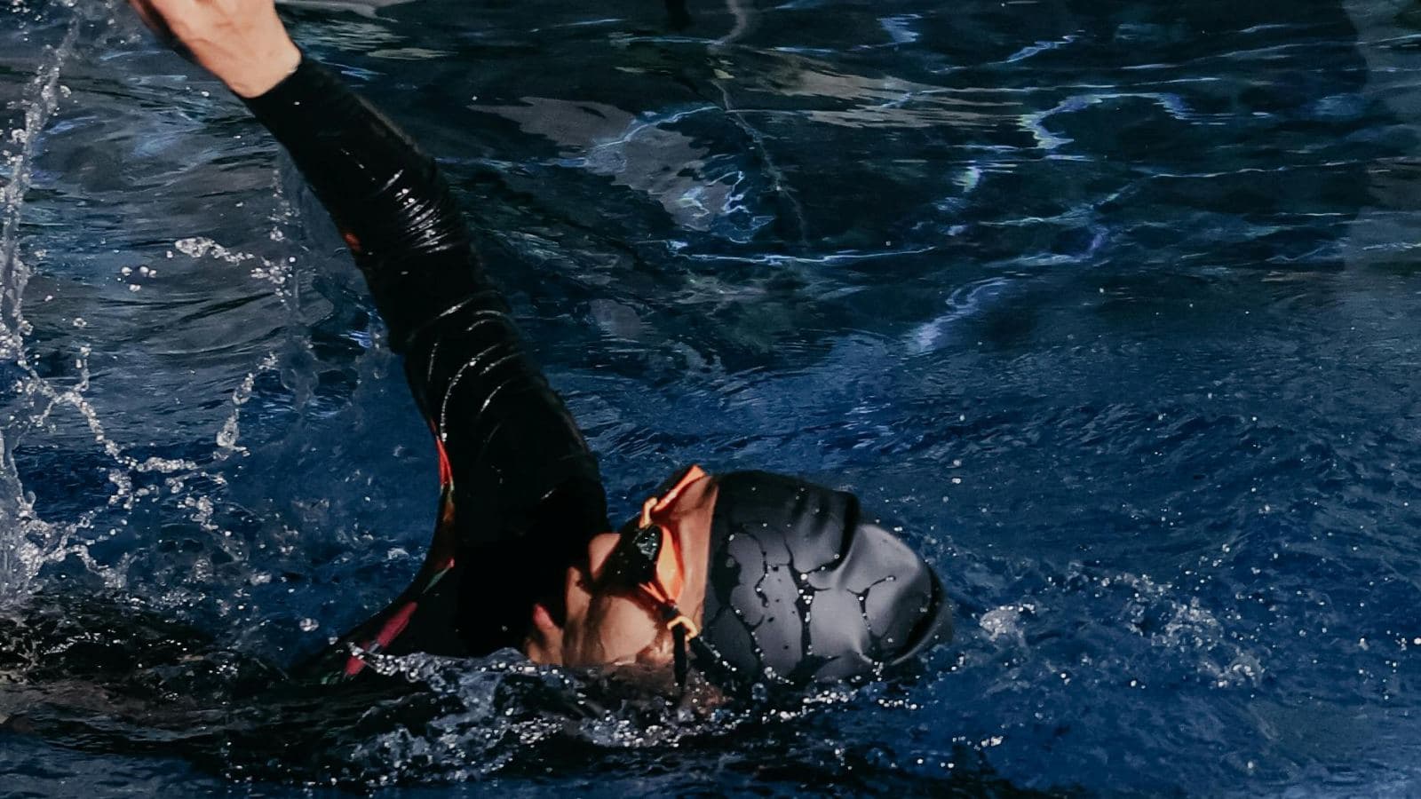 athlete mixing swim drills and freestyle laps during structured swim training session