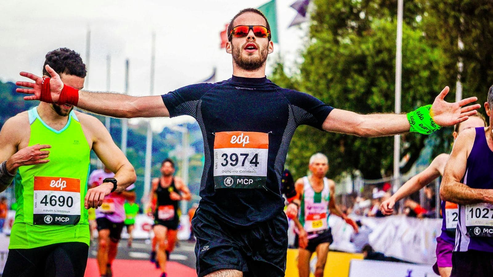 triathlete focusing mentally before race to improve confidence and triathlon performance