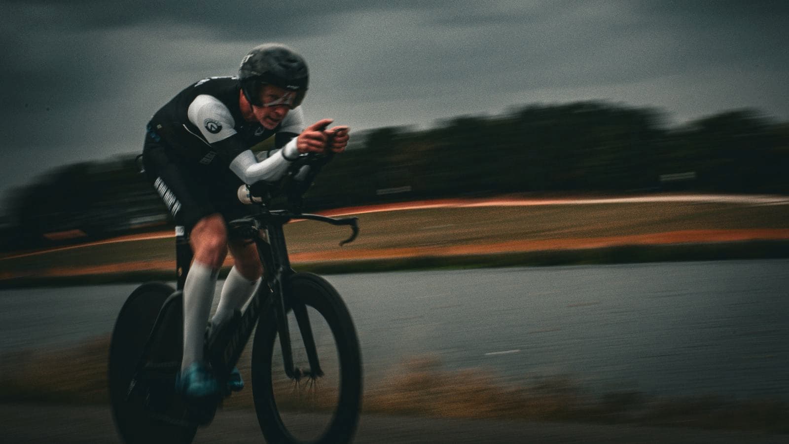 triathlete cycling with proper bike fit and technique to prevent knee pain during training and racing