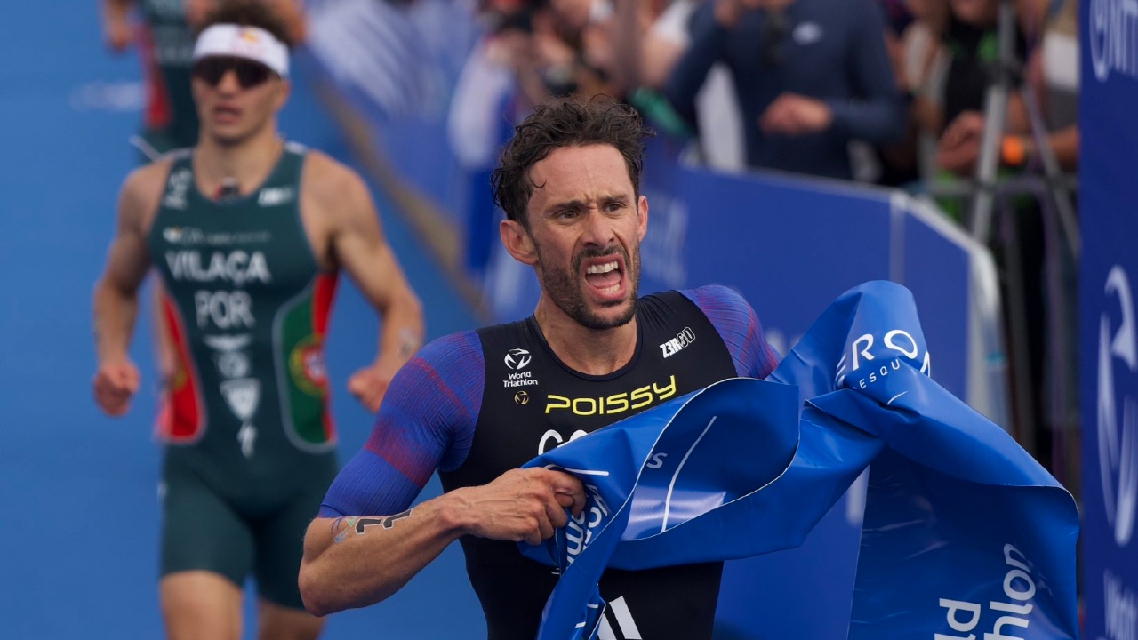 Dorian Coninx wins sprint finish at WTCS Quiberon 2026 j
