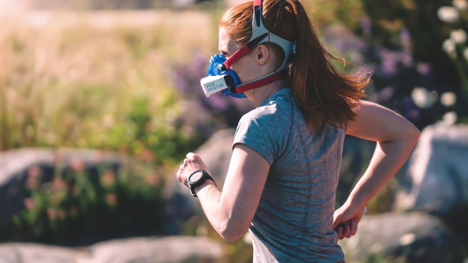 distance runner training outdoors to improve VO2 max and aerobic endurance