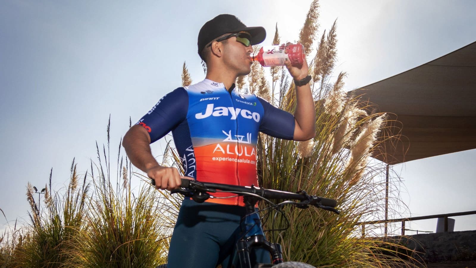 triathlete eating carbohydrate rich meal before cycling during triathlon training