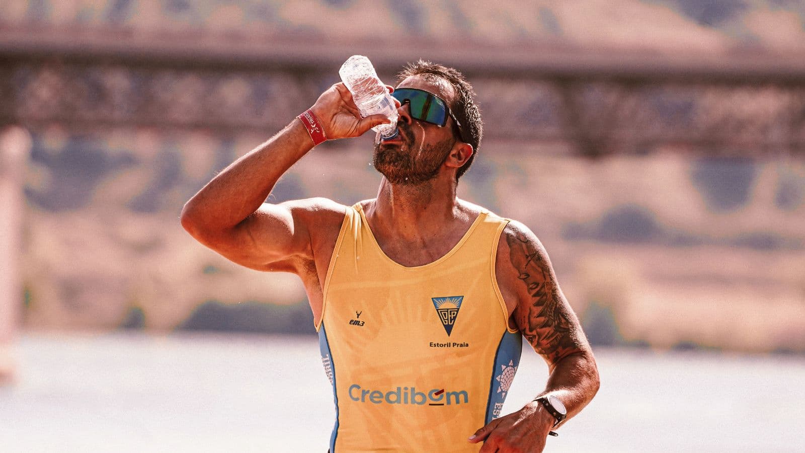 endurance athlete fueling with carbohydrates before training to support energy and fat metabolism