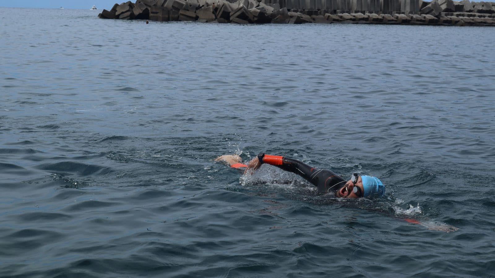 triathlete swimming in cold open water to improve resilience and race preparedness
