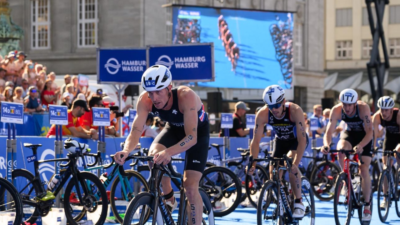 Max Stapley drives bike mixed relay hamburg