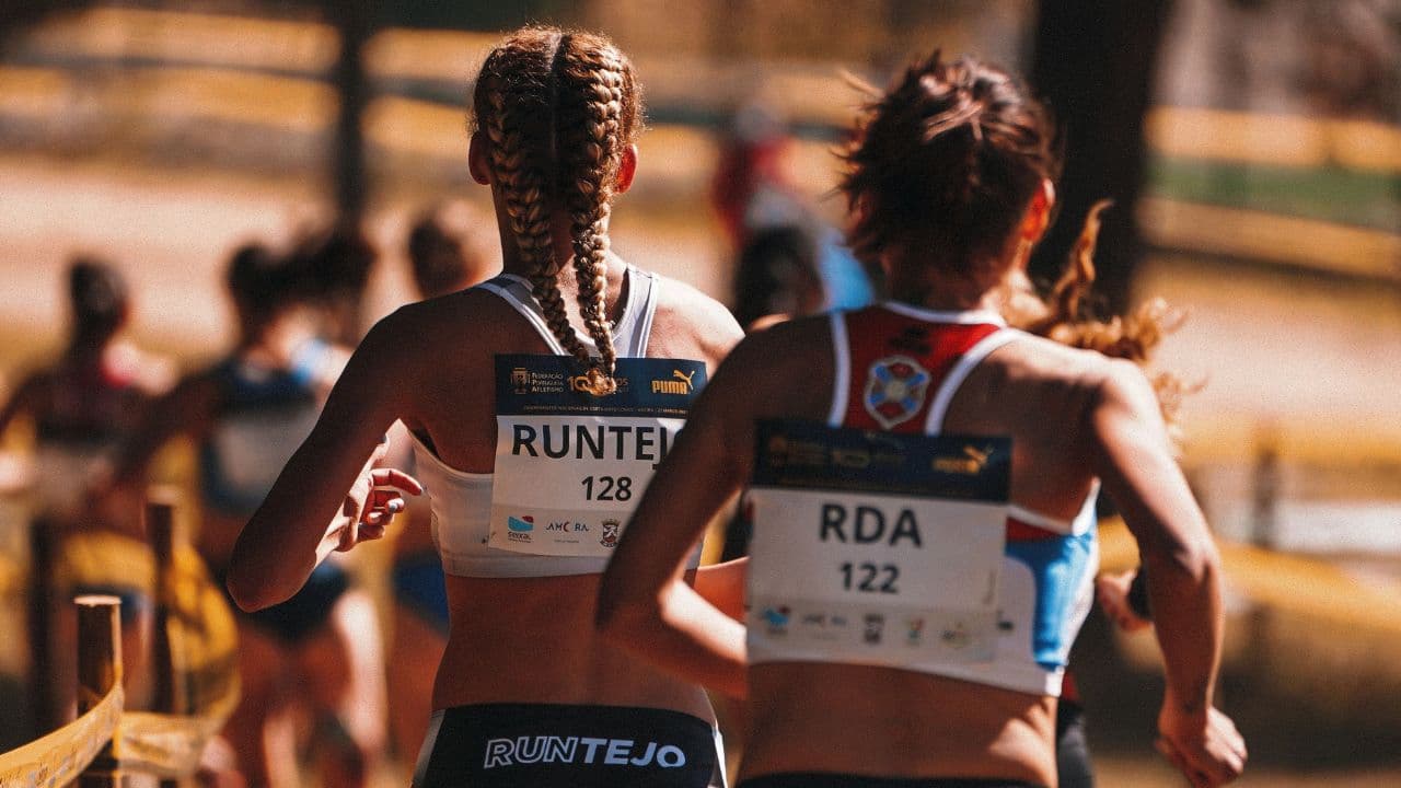 Female triathlete maintaining efficient running form during the run leg of a triathlon regardless of menstrual cycle phase.