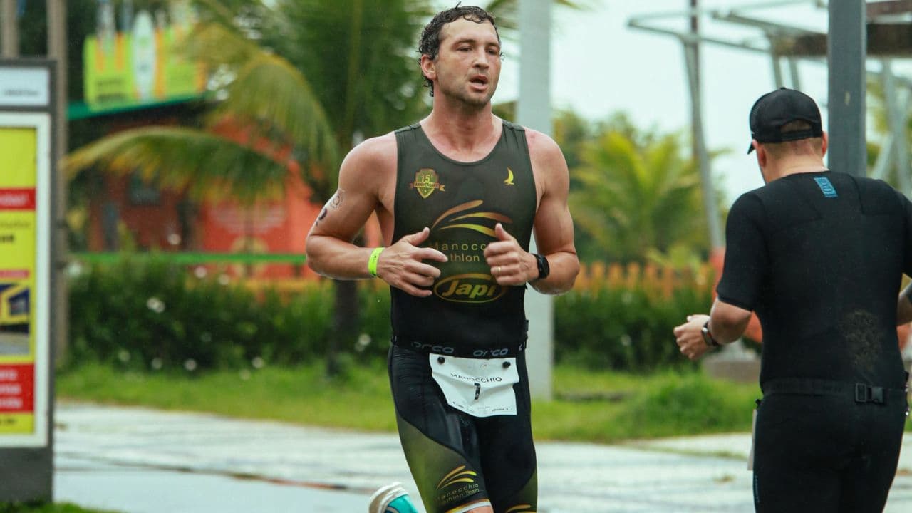 Triathlete demonstrating correct and incorrect running posture, highlighting body alignment and forward lean during endurance running.