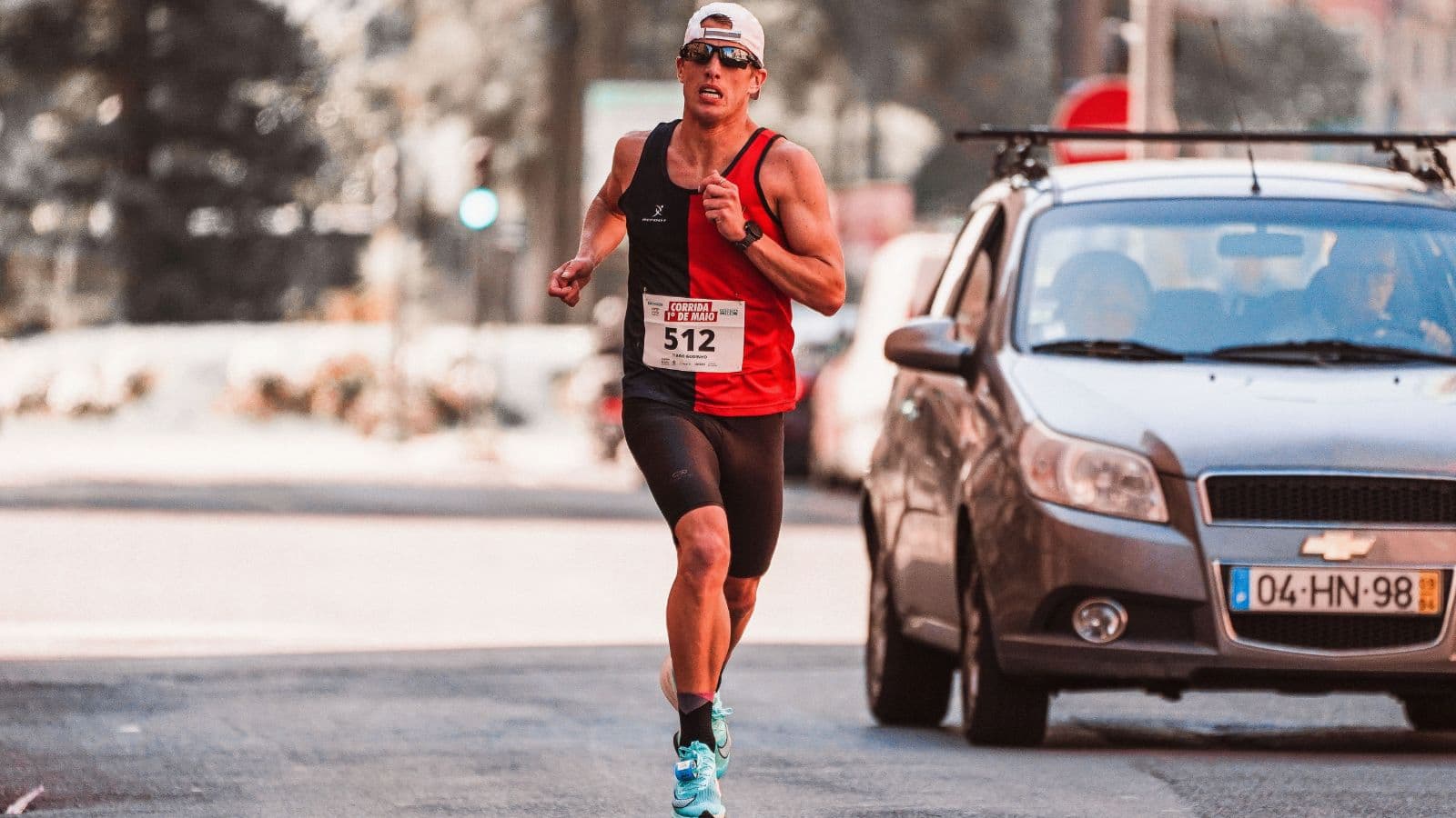 triathlete eating carbohydrate rich snack before triathlon run training to improve energy and endurance