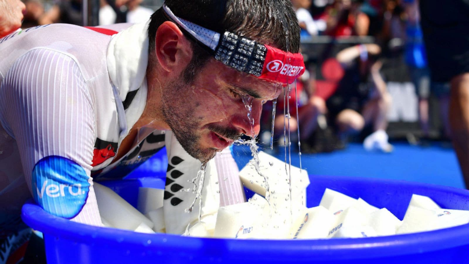 Hot conditions increase fluid and cooling demands, making a practiced hydration strategy and controlled pacing especially important.