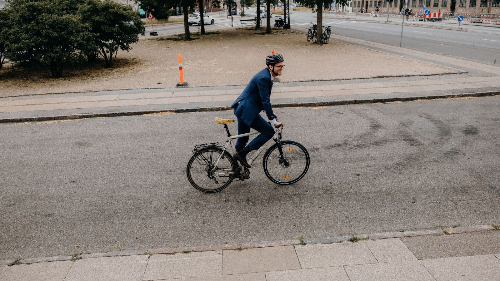 Triathlete commuting by bike while using the ride as an aerobic cycling workout for triathlon training.